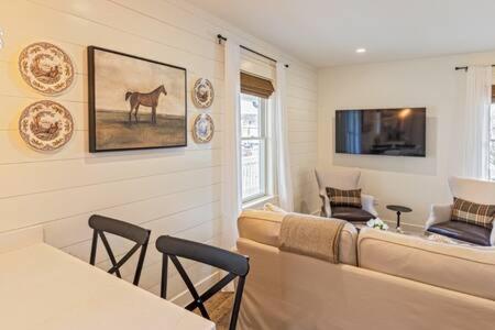 Μια τηλεόραση ή/και κέντρο ψυχαγωγίας στο Downtown Luxury Farmhouse Apartment #2