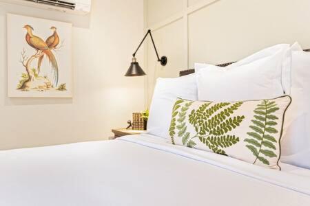 Ένα ή περισσότερα κρεβάτια σε δωμάτιο στο Downtown Luxury Farmhouse Apartment #2