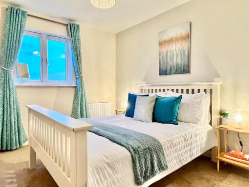 Bright, stylish flat in Hatfield sleeps 4 tesisinde bir odada yatak veya yataklar