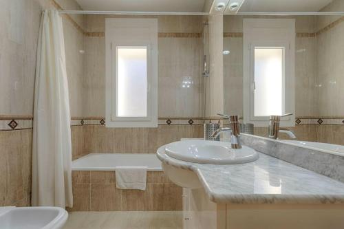 un bagno con lavandino, vasca e WC di Excepcional villa con vistas panorámicas a la Bahía de Rosas IMMO365 a Palau-Saverdera