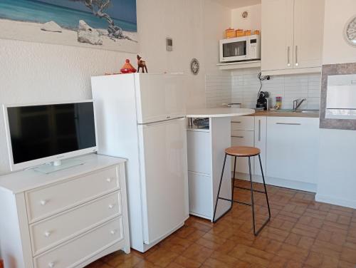 Emplacement idéal ! Studio vue port Plages à pied !