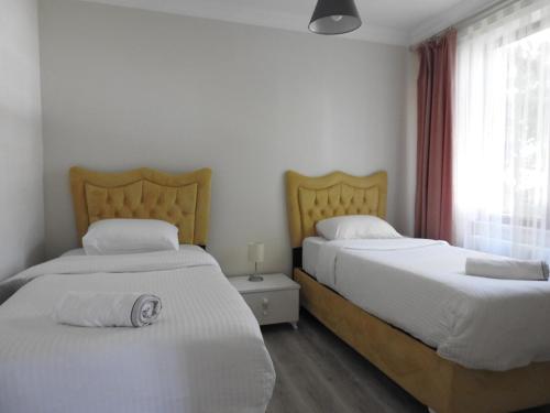 dos camas sentadas una al lado de la otra en un dormitorio en THE HOUSE OTEL, en Köseilyas