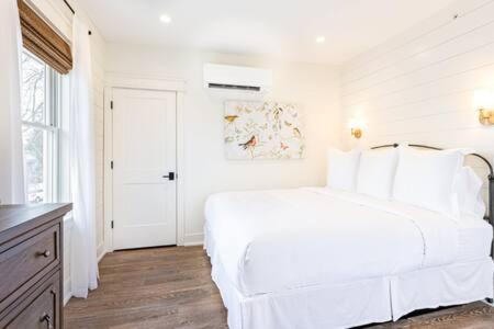 Ένα ή περισσότερα κρεβάτια σε δωμάτιο στο Downtown Luxury Farmhouse Apartment #4