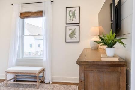 Μια τηλεόραση ή/και κέντρο ψυχαγωγίας στο Downtown Luxury Farmhouse Apartment #4