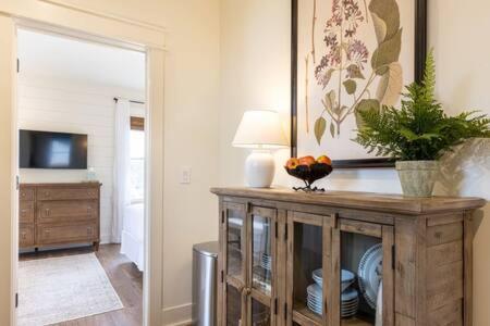 Μια τηλεόραση ή/και κέντρο ψυχαγωγίας στο Downtown Luxury Farmhouse Apartment #4