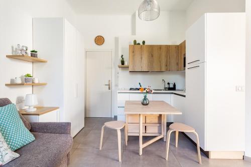 Nhà bếp/bếp nhỏ tại Urban Nest by Blue Velvet Livings
