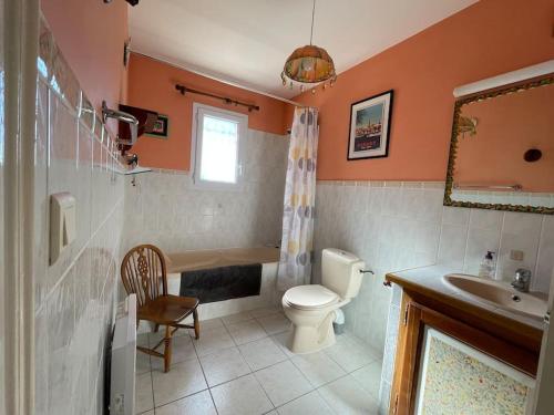 une salle de bain avec toilettes, baignoire et lavabo dans l'établissement La Villa Tanamera, très jolie maison piscine, à 2 pas du centre-ville, à Bédoin
