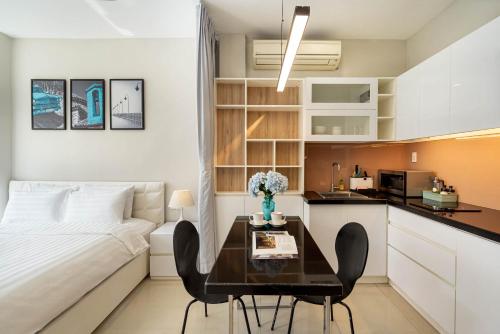 Ce petit appartement comprend un lit, une table et des chaises. dans l'établissement We Home Ben Thanh, à Hô-Chi-Minh-Ville