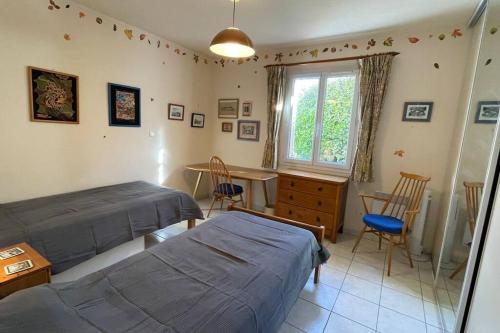 une chambre avec deux lits et une table et une fenêtre dans l'établissement La Villa Tanamera, très jolie maison piscine, à 2 pas du centre-ville, à Bédoin