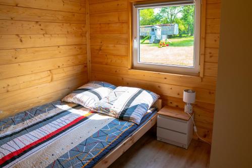 En eller flere senge i et værelse på Domki Przy Lesie