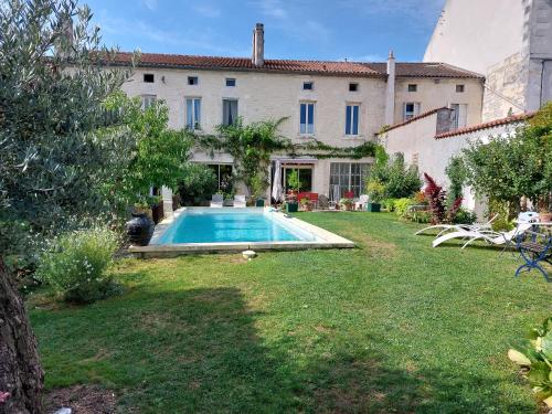 a house with a swimming pool in a yard at La Gueriniere l'anglaise in Châteauneuf-sur-Charente