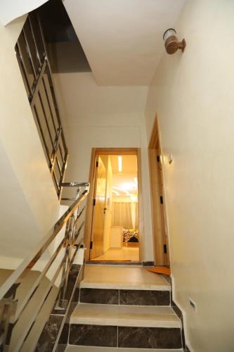 a staircase leading up to a room with a door at مولاي يعقوب in Fès