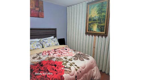 紐瓦克的住宿－Divine Guest House Room D. 6mins near EWR NEWARK Airport, 4mins to Penn Station / Prudential，一间卧室,床上有红色玫瑰