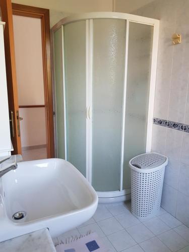 uma casa de banho com uma banheira branca e um chuveiro em La Palma em Ameglia