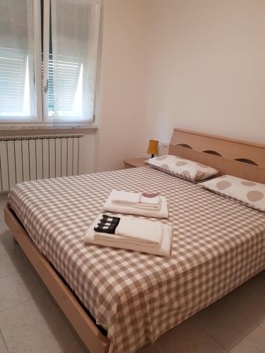um quarto com uma cama com duas toalhas em La Palma em Ameglia