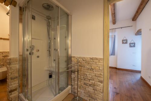 Salle de bains dans l'établissement Dimoras Dimore nel cuore di Olbia