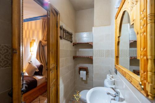 un piccolo bagno con lavandino e specchio di Riad Village a Imlil