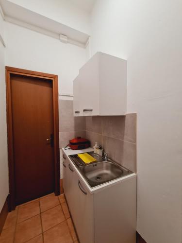 uma pequena cozinha com um lavatório e um balcão em Pavarotti em Veneza