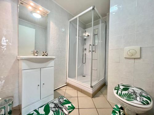 une salle de bain avec une douche, des toilettes et un lavabo dans l'établissement Paisible T3 proche métro, WI-FI & terrasse privée, à Toulouse
