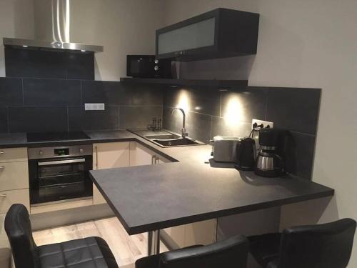 Kuchyň nebo kuchyňský kout v ubytování Appartement touristique, proche de la cathédrale