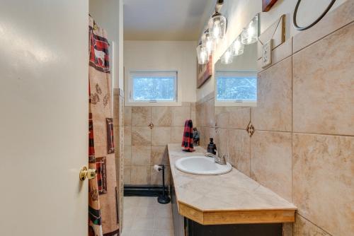 un bagno con lavandino e specchio di Private Hot Tub Poconos Babbling Brooke Cottage a Blakeslee