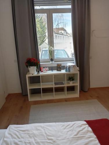 ein Schlafzimmer mit einem Bett und einem großen Fenster in der Unterkunft Apartment Koblenz nähe Uni und BWZK in Koblenz