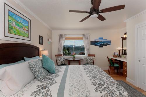 una camera con letto e ventilatore a soffitto di The Irish Inn a Hood River