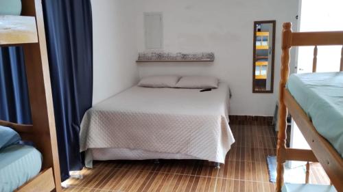 - une petite chambre avec un lit dans l'établissement Pousada Do Léo, à Bertioga