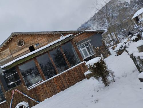 een blokhut in de sneeuw met sneeuw bij İpekyolu dağ evleri in Mudurnu