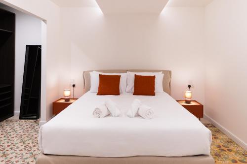1 dormitorio con 1 cama blanca grande y 2 lámparas en Florette Suite Designer Finish in Floriana, en Floriana