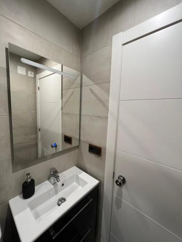 a bathroom with a sink and a shower with a mirror at Habitación privada en Barcelona in Barcelona