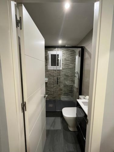 a small bathroom with a toilet and a sink at Habitación privada en Barcelona in Barcelona