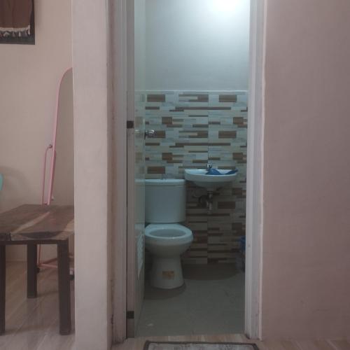 een badkamer met een toilet en een wastafel bij llaves trancient 3 in Nasugbu