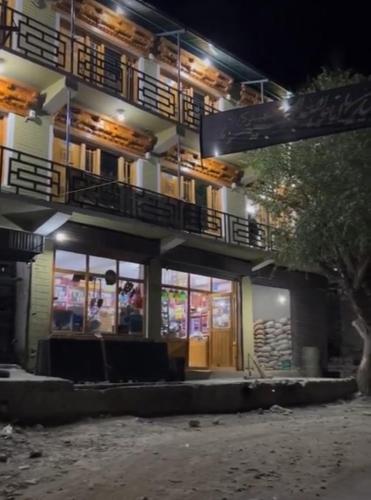 FIZA GUESTHOUSE في Dah: مبنى مع شرفة على الجانب في الليل