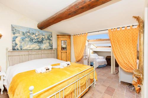 une chambre avec un grand lit avec un tableau au mur dans l'établissement L'Appartement De Sophie YourHostHelper, à Saint-Tropez