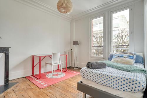 een slaapkamer met een bed, een tafel en een stoel bij Big Maison 20 min Paris & Disney in Saint-Maur-des-Fossés