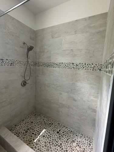 W łazience znajduje się prysznic z kamiennym prysznicem. w obiekcie Belle La Maye Bed and Breakfast Villa w mieście Anse La Raye