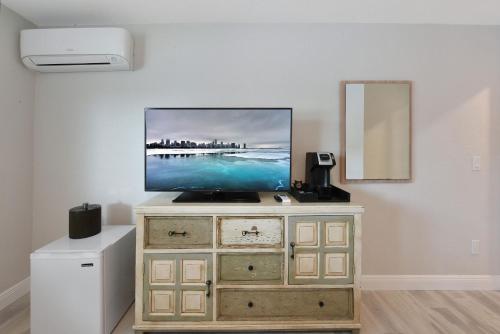 TV a/nebo společenská místnost v ubytování Palm Cove Motel