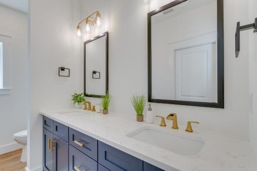 un baño con dos lavabos y dos espejos en Modern Gulf Breeze Home with Patio 13 Mi to Beach!, en Oriole Beach