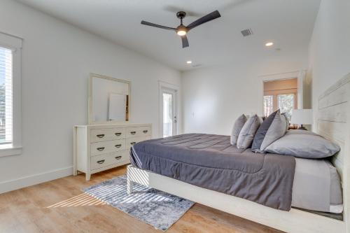 Un dormitorio con una cama y un ventilador de techo. en Modern Gulf Breeze Home with Patio 13 Mi to Beach!, en Oriole Beach
