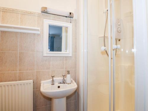 uma casa de banho com um lavatório e um chuveiro em Walla Crag, Royal Oak House em Keswick