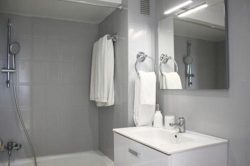 マルベーリャにあるPolo Apartments 8の白いバスルーム(シンク、シャワー付)