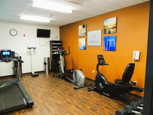 a gym with two treadmills and two exercise bikes at Comfort Suites in Twinsburg