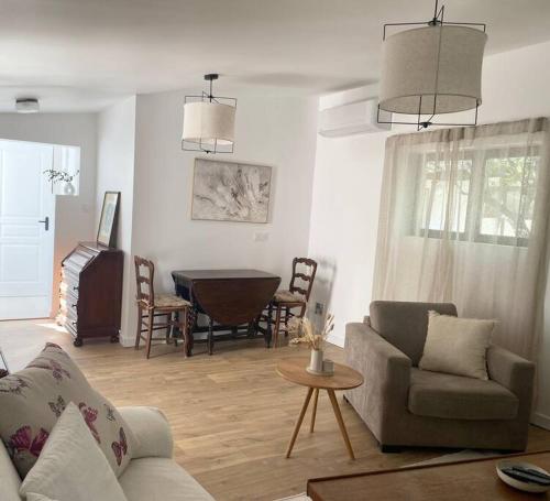 un salon avec un canapé et une table dans l'établissement Maison à 150m de la plage naturiste, 2 chambres, à Linguizzetta