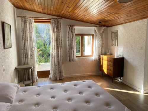 un salon avec un lit et une fenêtre dans l'établissement Maison à 150m de la plage naturiste, 2 chambres, à Linguizzetta