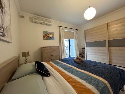 Un pat sau paturi într-o cameră la Sliema Ultracentral Location Ferry 3 Bedrooms 2 Bth