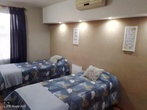 a room with two beds in a hospital room at Humberto Apart B in Luján