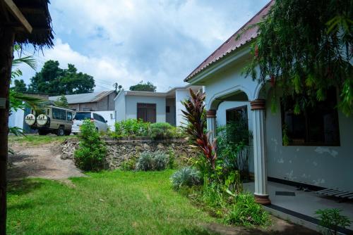 uma casa com um quintal e uma entrada em New Dream House em Arusha
