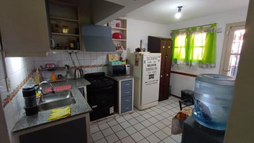 eine Küche mit einer Spüle und einem Kühlschrank in der Unterkunft Hostal El Encuentro in Mendoza