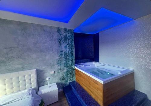 アルゲーロにあるThe Smerald 2の青い天井のバスルーム(バスタブ付)